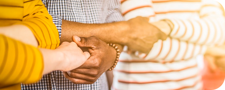 Pessoas de mãos dadas em um grupo de apoio